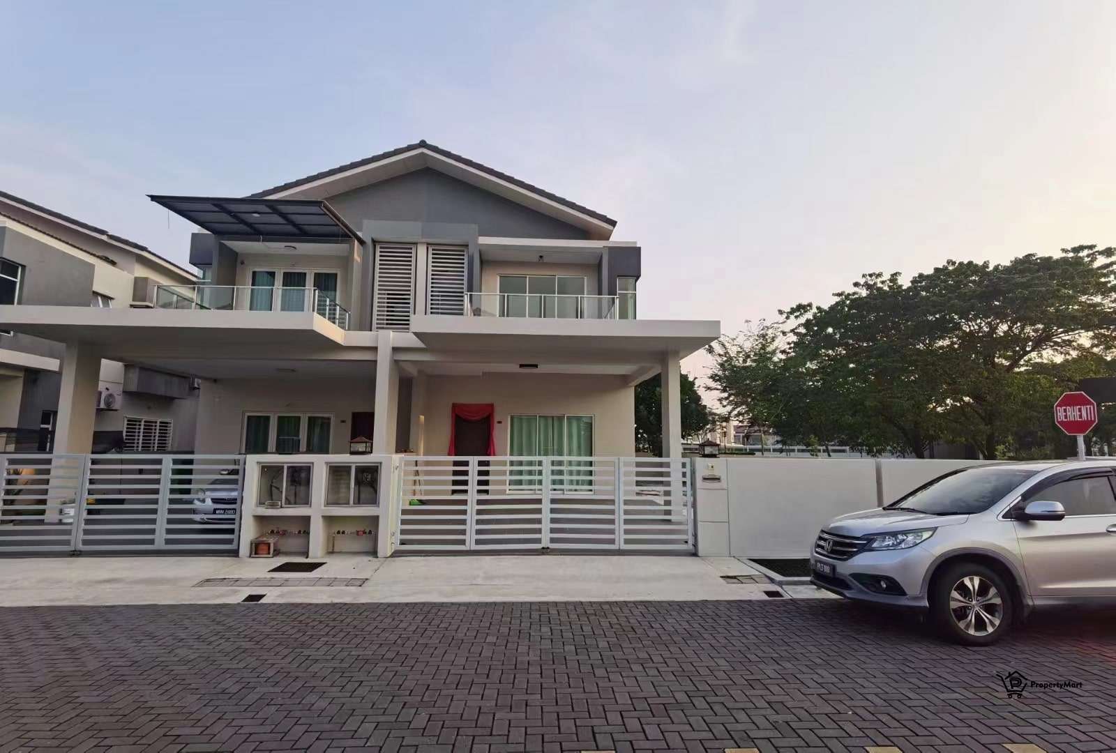 Semi D Conner Unit @ Rain Tree Park for SALES