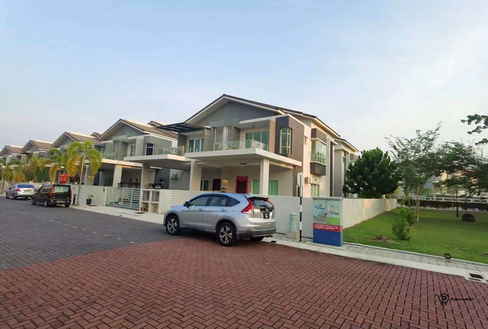 Semi D Conner Unit @ Rain Tree Park for SALES
